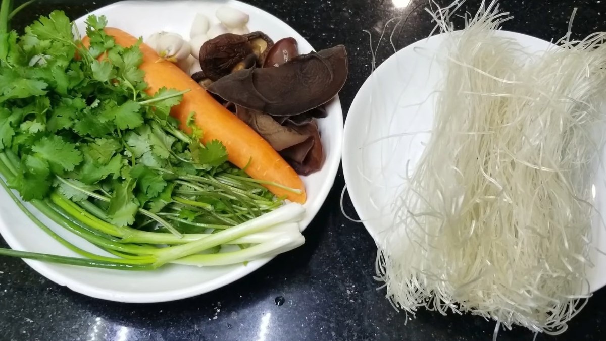 Nguyên liệu món ăn cách làm miến xào mộc nhĩ giòn ngon, tơi mềm không bị dính cực đơn giản