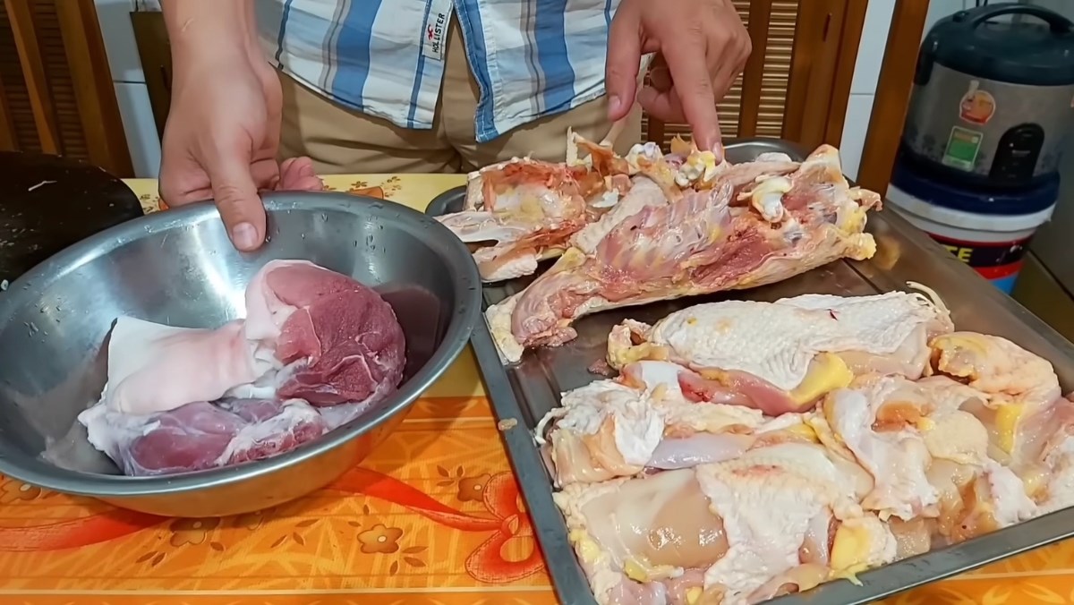 Nguyên liệu món ăn cách nấu đông thịt gà với chân giò trong veo, núng nính chuẩn vị ngày tết