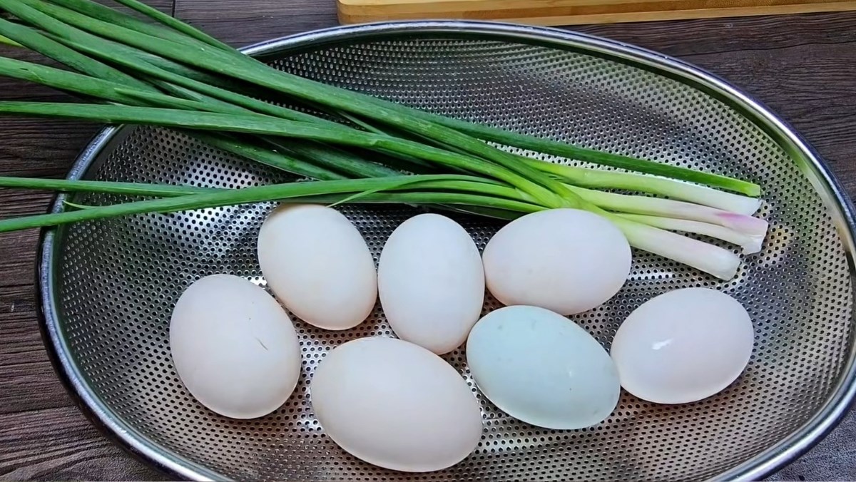 Nguyên liệu món ăn cách làm trứng vịt chiên hành lá mềm thơm, không hề tanh cho bữa cơm chiều