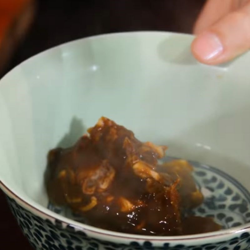 Bước 1 Sơ chế me và luộc trứng cút Bánh tráng cuộn sốt me