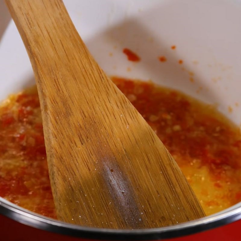 Bước 3 Pha sốt me chua ngọt đậm đà Bánh tráng cuộn sốt me