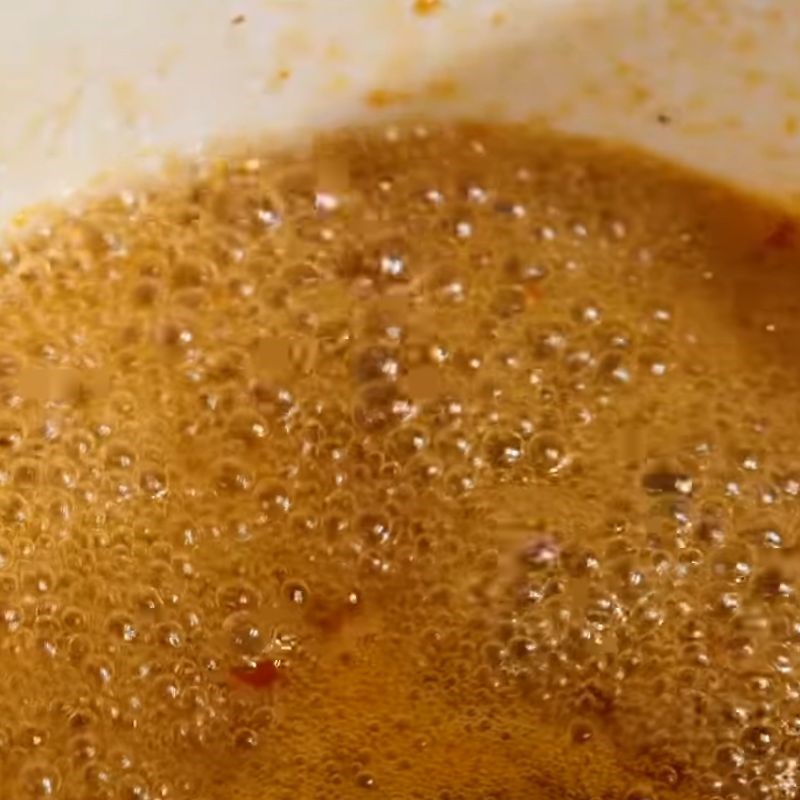 Bước 3 Pha sốt me chua ngọt đậm đà Bánh tráng cuộn sốt me