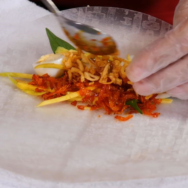 Bước 4 Sơ chế rau củ và cuốn bánh tráng Bánh tráng cuộn sốt me