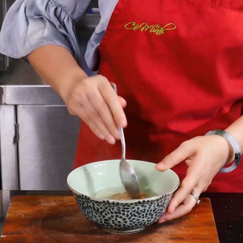 Bước 1 Sơ chế me và luộc trứng cút Bánh tráng cuộn sốt me