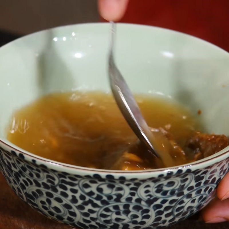 Bước 1 Sơ chế me và luộc trứng cút Bánh tráng cuộn sốt me