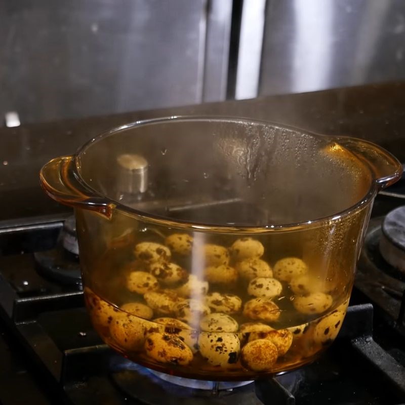 Bước 1 Sơ chế me và luộc trứng cút Bánh tráng cuộn sốt me