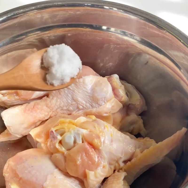 Bước 1 Sơ chế và ướp gà rán giòn Gà rán sốt kem hành