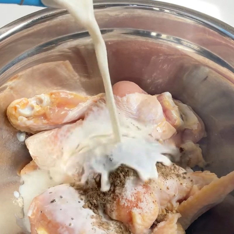 Bước 1 Sơ chế và ướp gà rán giòn Gà rán sốt kem hành