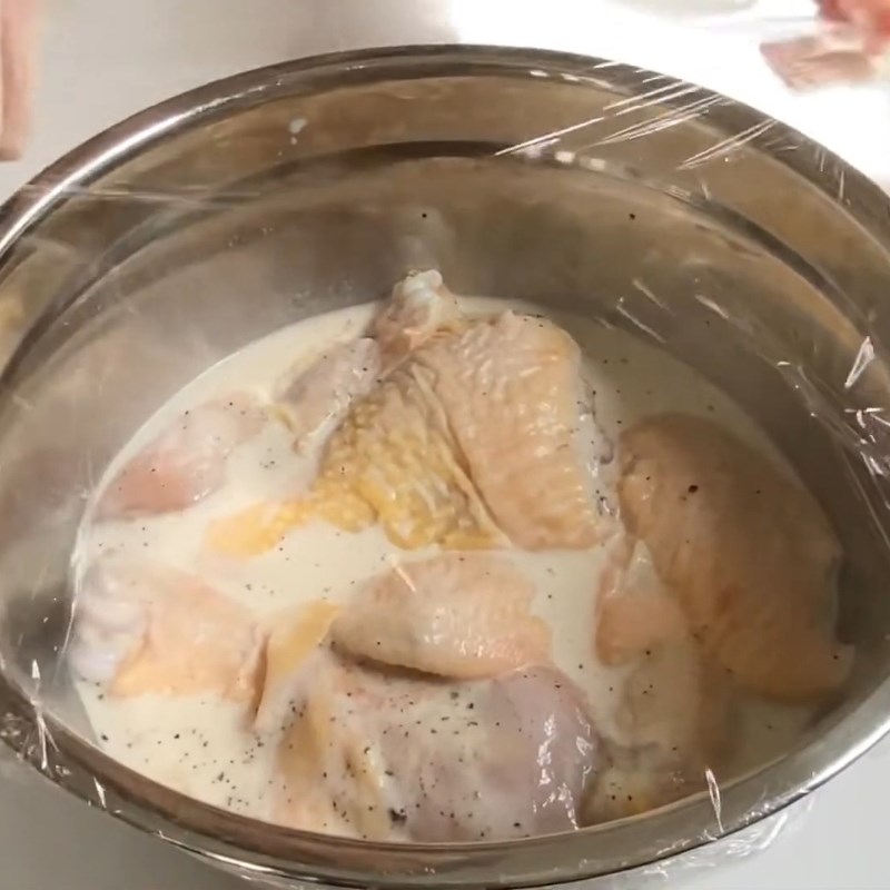 Bước 1 Sơ chế và ướp gà rán giòn Gà rán sốt kem hành