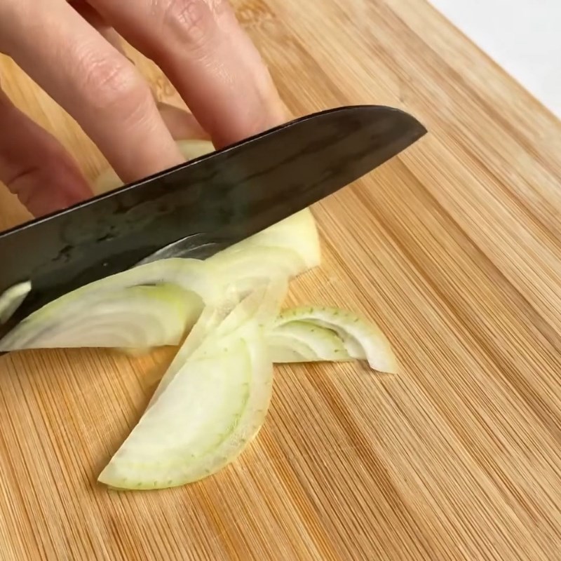 Bước 2 Sơ chế hành tây giòn sần sật Gà rán sốt kem hành