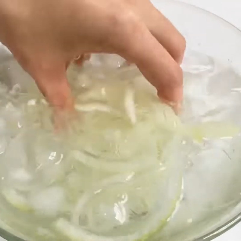 Bước 2 Sơ chế hành tây giòn sần sật Gà rán sốt kem hành