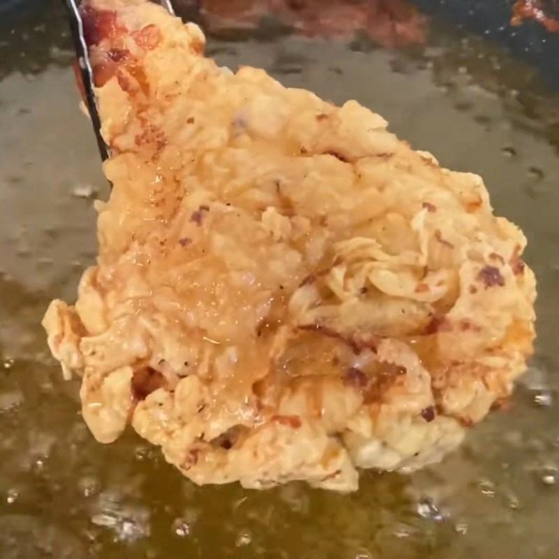 Bước 4 Tẩm bột và chiên gà vàng ươm Gà rán sốt kem hành