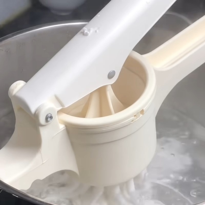 Bước 4 Ép sợi bánh canh bột gạo dai ngon Bánh canh tôm bột gạo