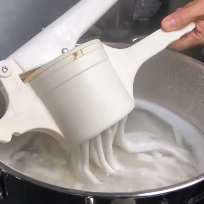 Bước 4 Ép sợi bánh canh bột gạo dai ngon Bánh canh tôm bột gạo