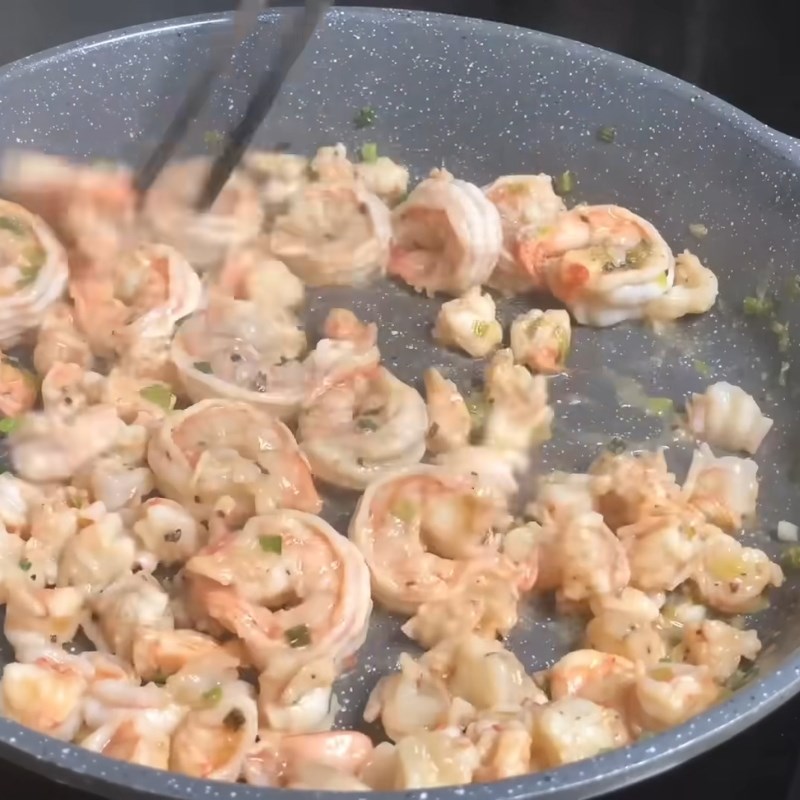 Bước 2 Xào nhân tôm nhanh gọn Bánh canh tôm bột gạo