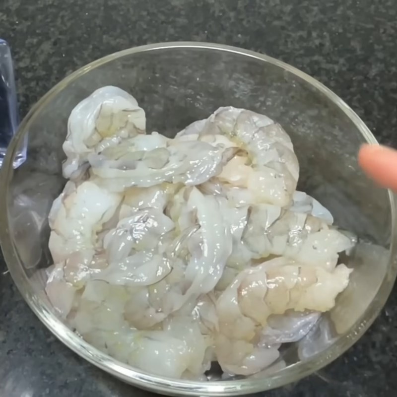 Bước 1 Sơ chế và ướp nhân tôm tươi Bánh canh tôm bột gạo