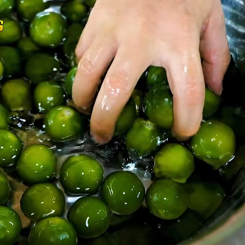 Bước 1 Sơ chế tắc Tắc muối không đường