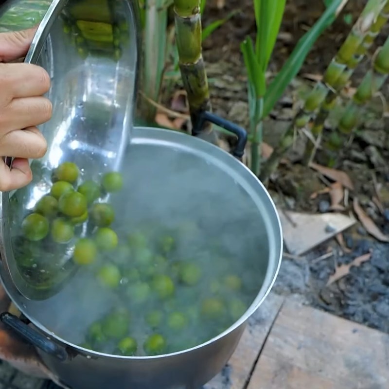 Bước 2 Trần tắc qua nước sôi Tắc muối không đường