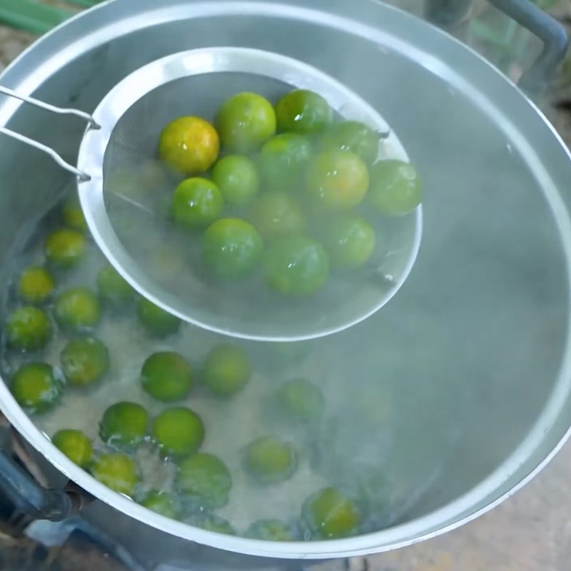 Bước 2 Trần tắc qua nước sôi Tắc muối không đường