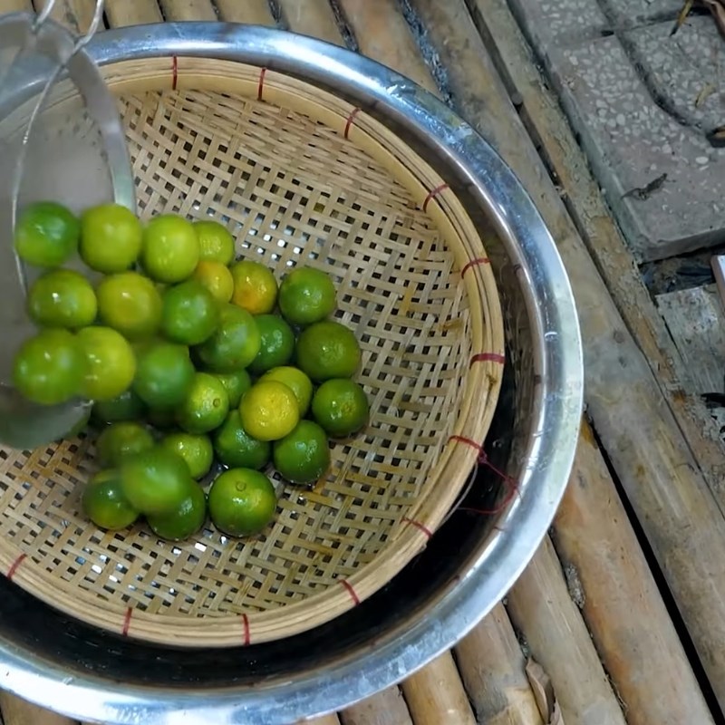 Bước 2 Trần tắc qua nước sôi Tắc muối không đường