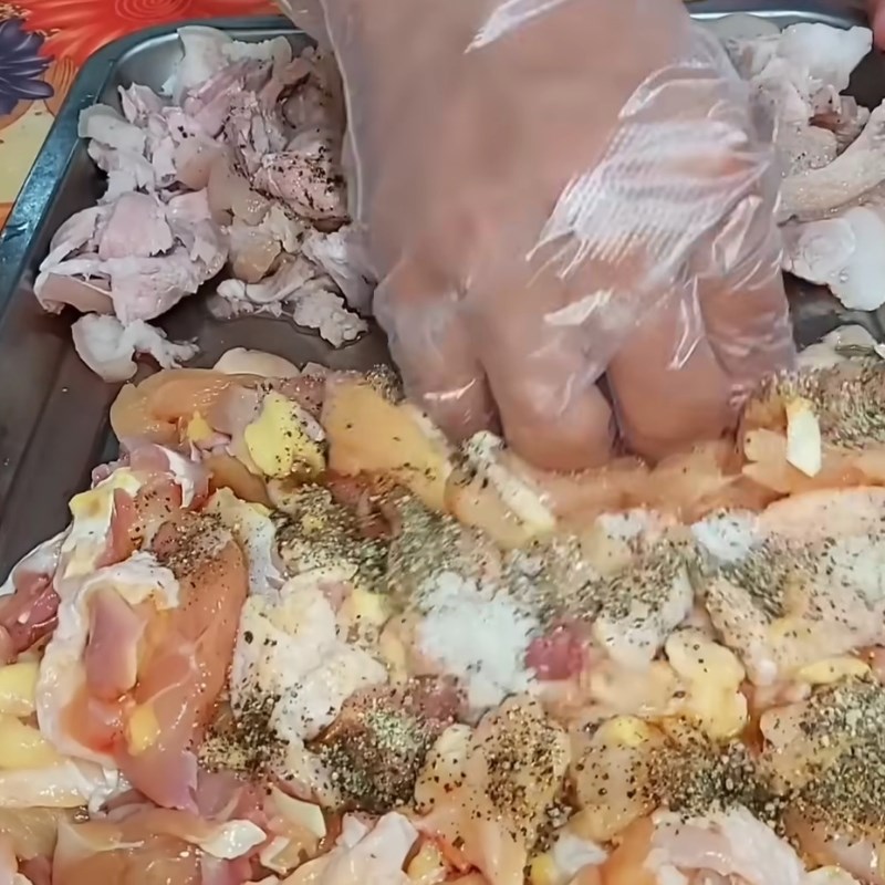 Bước 3 Thái thịt và ướp gia vị Thịt gà nấu đông với chân giò