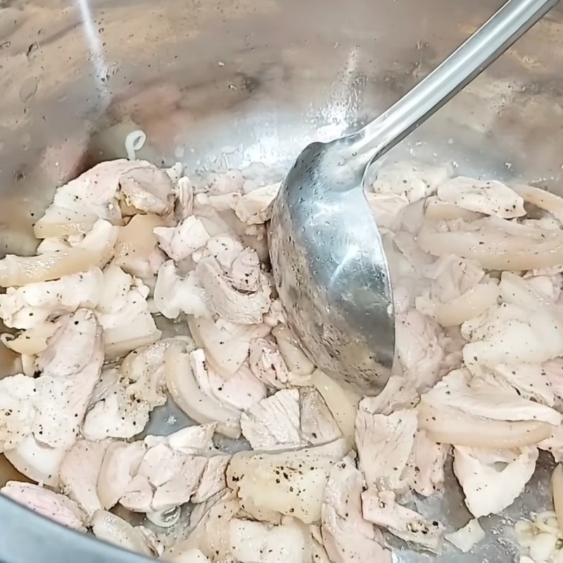 Bước 4 Xào thịt Thịt gà nấu đông với chân giò