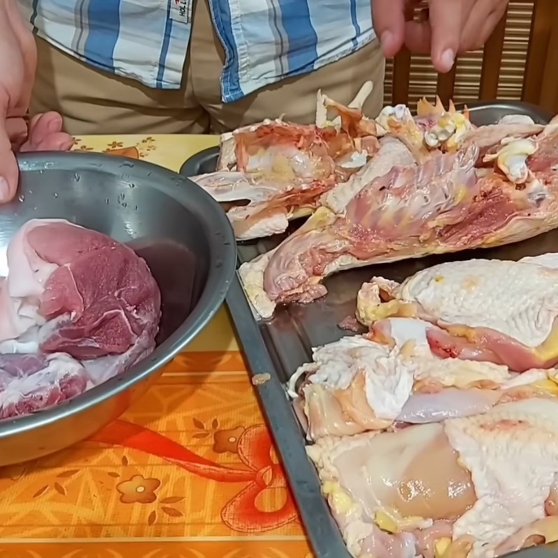 Bước 1 Sơ chế thịt gà và chân giò Thịt gà nấu đông với chân giò