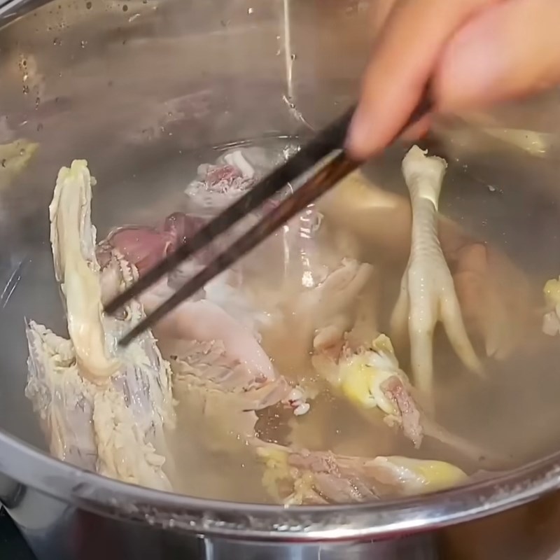 Bước 1 Sơ chế thịt gà và chân giò Thịt gà nấu đông với chân giò