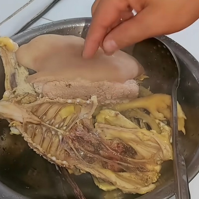 Bước 1 Sơ chế thịt gà và chân giò Thịt gà nấu đông với chân giò