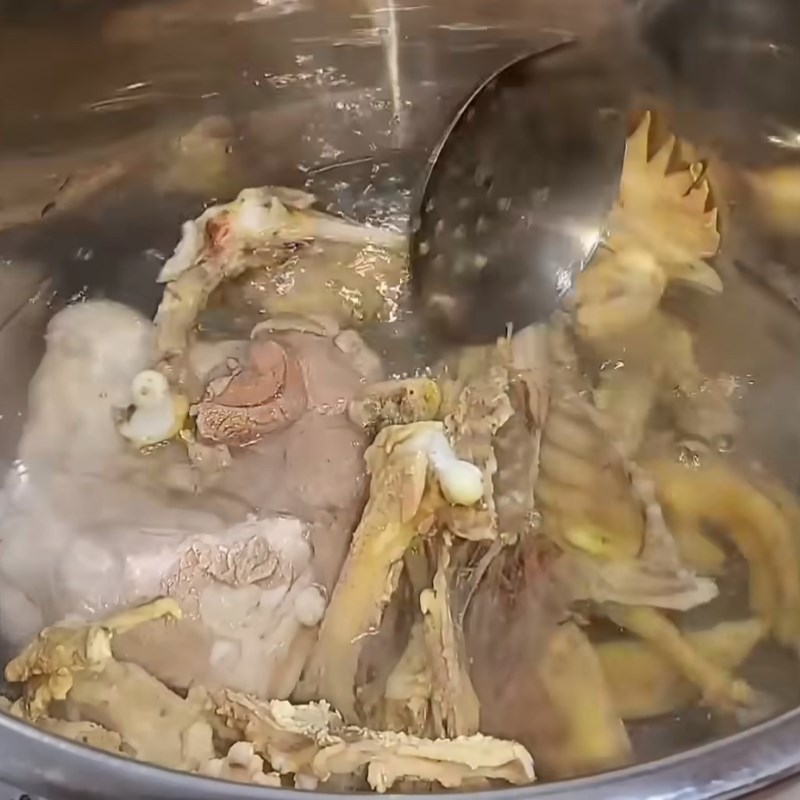 Bước 2 Ninh xương lấy nước dùng Thịt gà nấu đông với chân giò