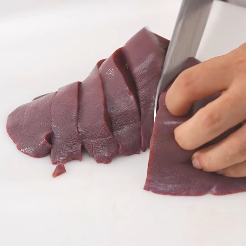 Bước 1 Sơ chế nguyên liệu làm pate Bánh mì pate