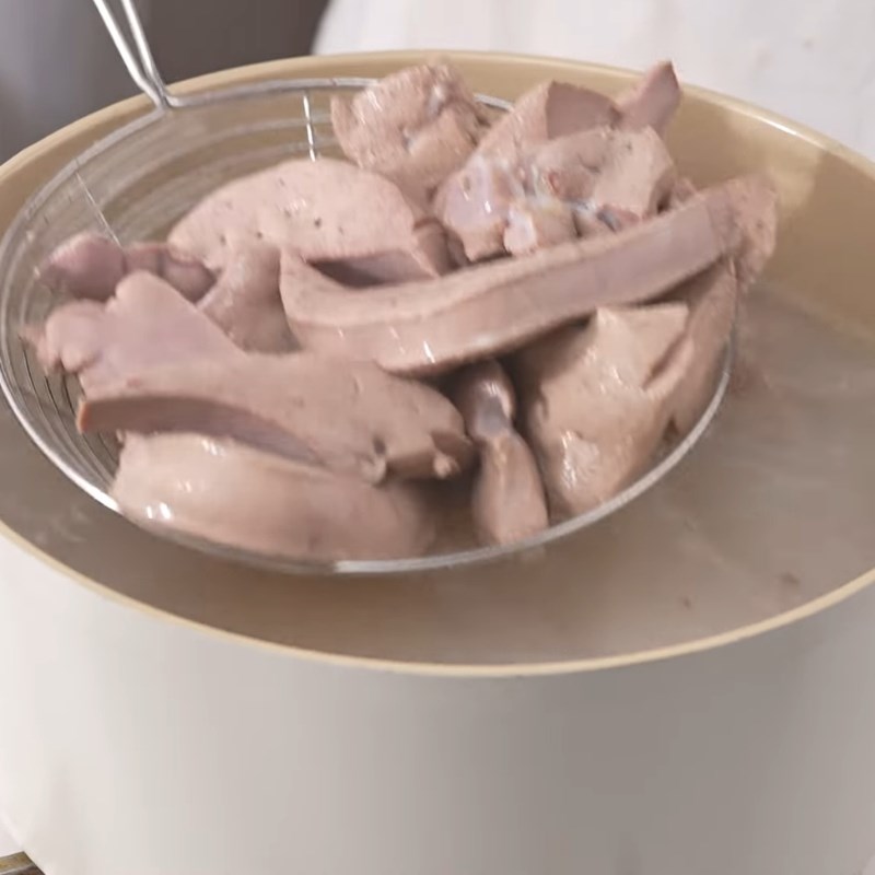 Bước 2 Luộc sơ bì heo, thịt và gan chuẩn vị Bánh mì pate