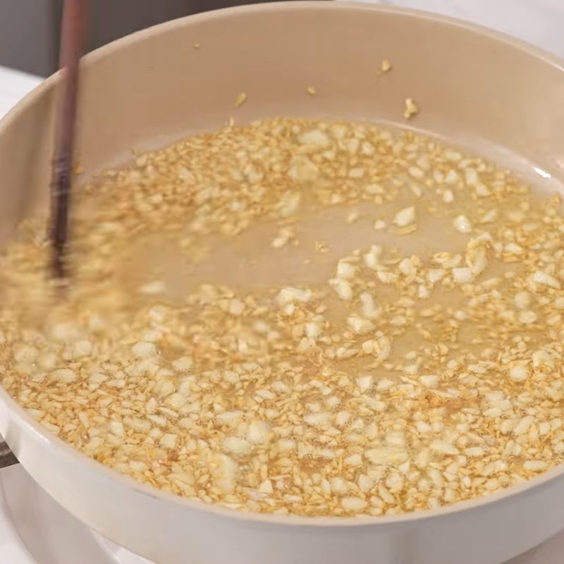 Bước 3 Chuẩn bị tỏi phi thơm và bánh mì ngâm sữa Bánh mì pate