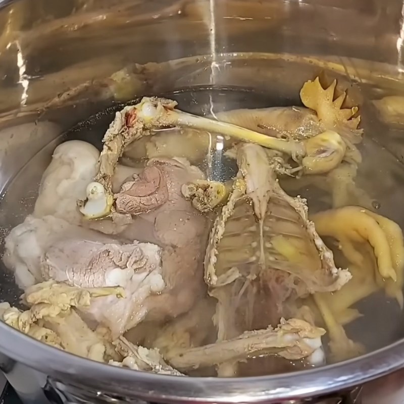 Bước 2 Ninh xương lấy nước dùng Thịt gà nấu đông với chân giò