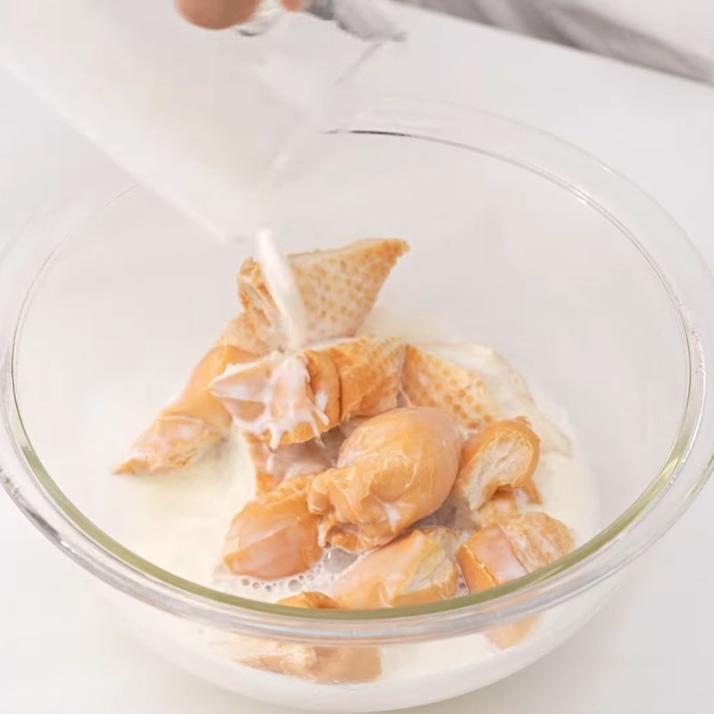 Bước 3 Chuẩn bị tỏi phi thơm và bánh mì ngâm sữa Bánh mì pate