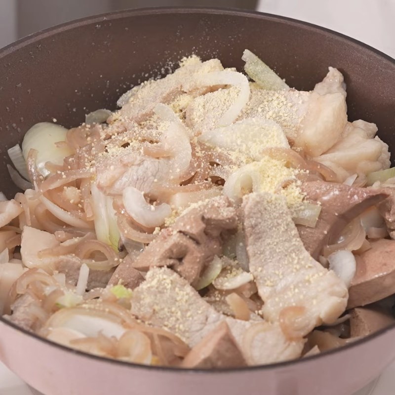 Bước 4 Xào hỗn hợp pate đậm đà Bánh mì pate