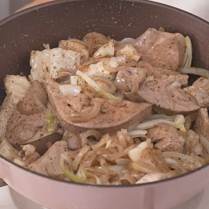 Bước 4 Xào hỗn hợp pate đậm đà Bánh mì pate