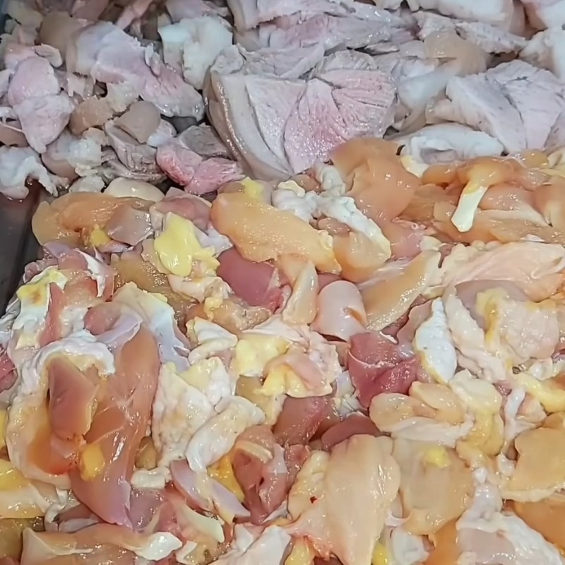 Bước 3 Thái thịt và ướp gia vị Thịt gà nấu đông với chân giò