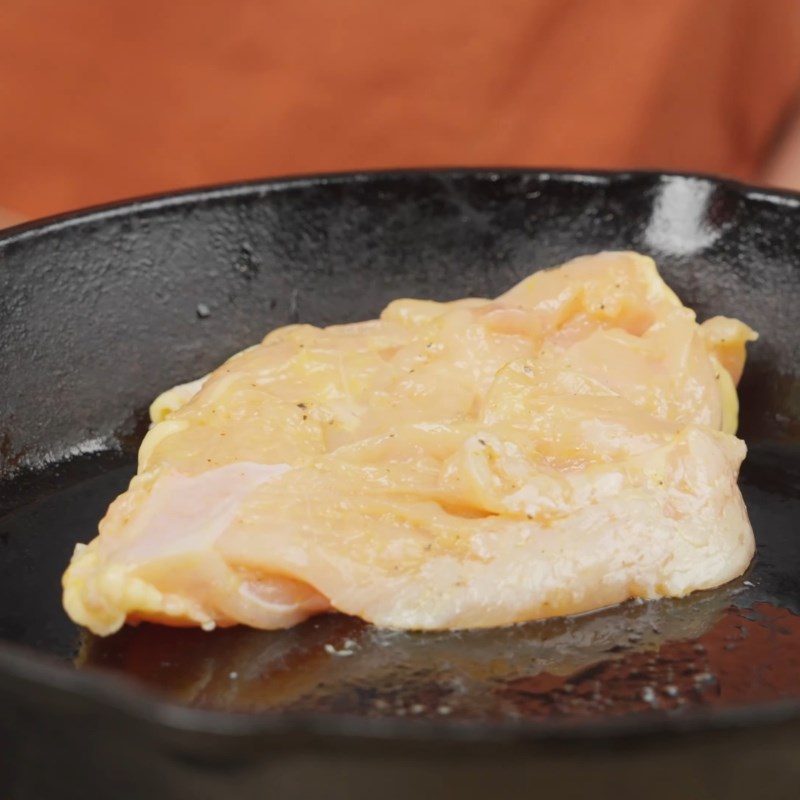 Bước 3 Áp chảo thịt gà Ức gà áp chảo giảm cân