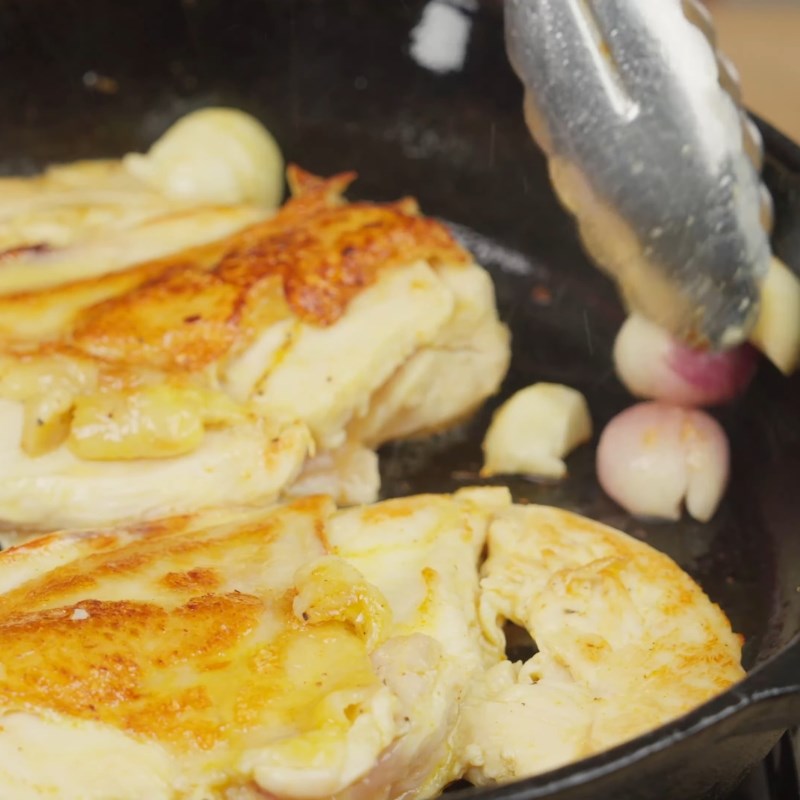 Bước 3 Áp chảo thịt gà Ức gà áp chảo giảm cân