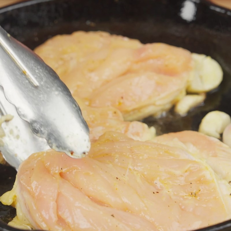 Bước 3 Áp chảo thịt gà Ức gà áp chảo giảm cân