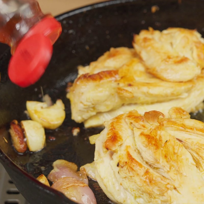 Bước 3 Áp chảo thịt gà Ức gà áp chảo giảm cân