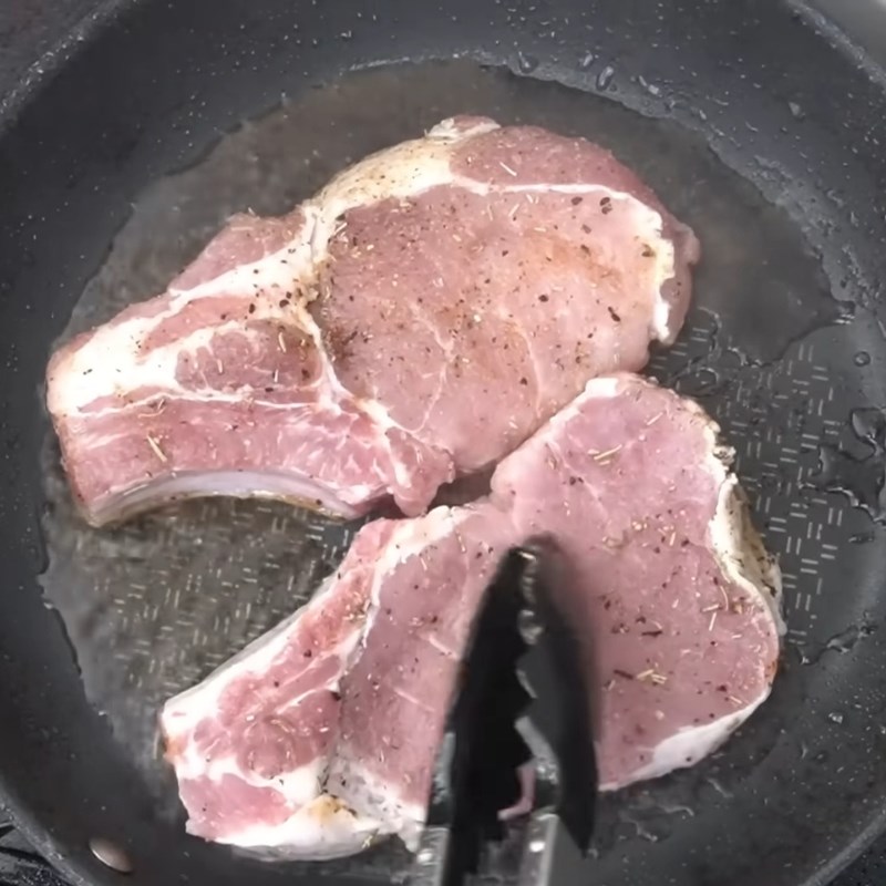 Bước 2 Áp chảo thịt heo vàng đều Thịt heo áp chảo