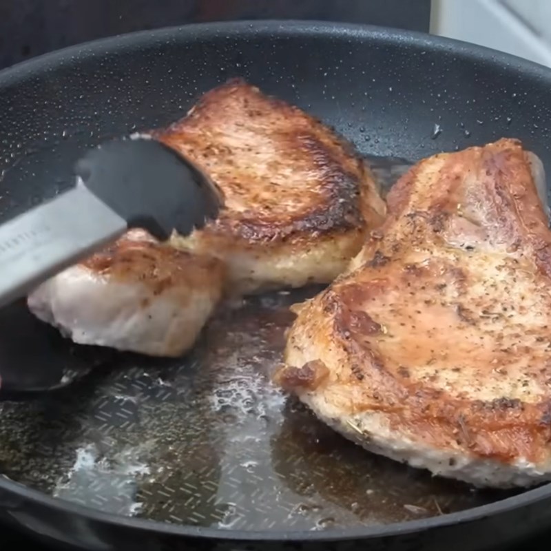 Bước 2 Áp chảo thịt heo vàng đều Thịt heo áp chảo