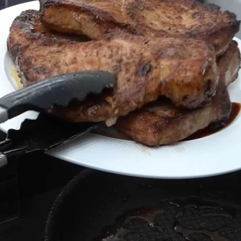 Bước 2 Áp chảo thịt heo vàng đều Thịt heo áp chảo