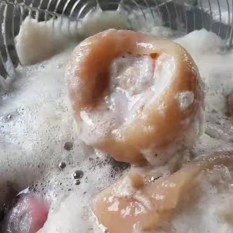 Bước 1 Sơ chế giò khoanh và cua đồng Bánh canh cua đồng