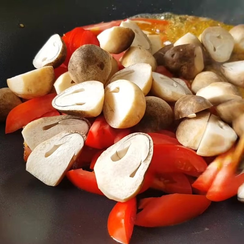 Bước 4 Thắng tóp mỡ, xào gạch cua, cà chua, nấm Bánh canh cua đồng