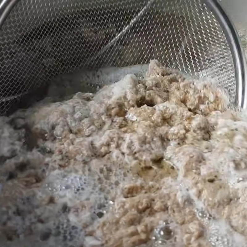 Bước 2 Xay và lọc cua lấy riêu Bánh canh cua đồng