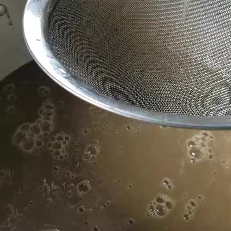 Bước 2 Xay và lọc cua lấy riêu Bánh canh cua đồng
