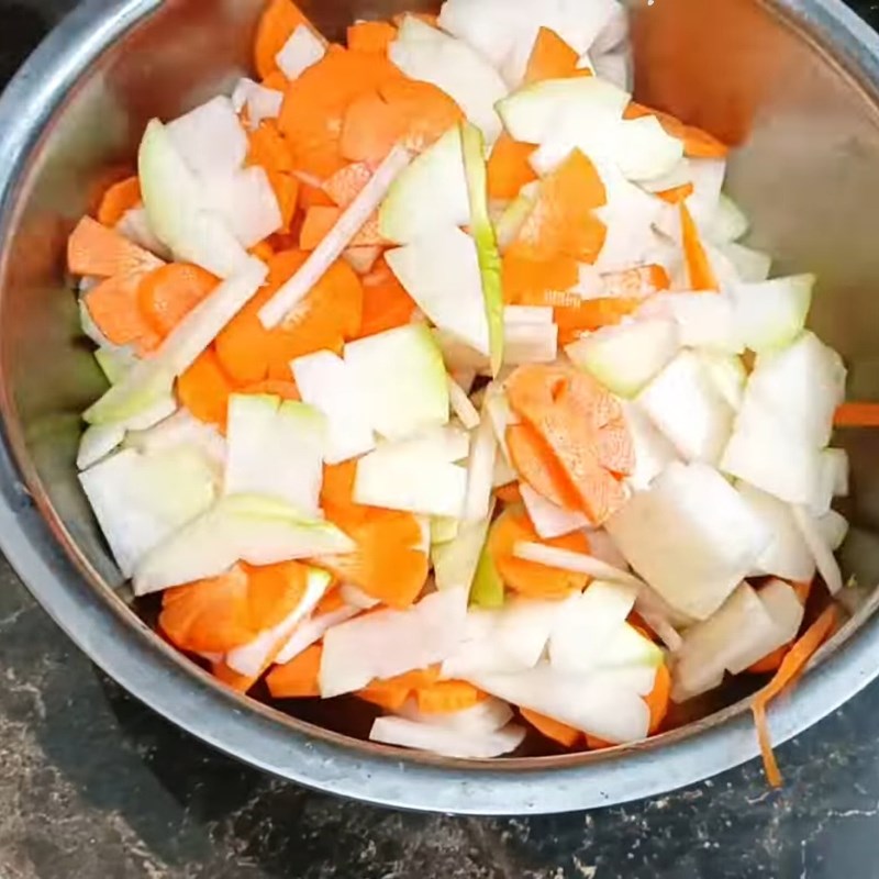 Bước 4 Bóp nộm su hào cà rốt với muối Nộm su hào cà rốt thái miếng